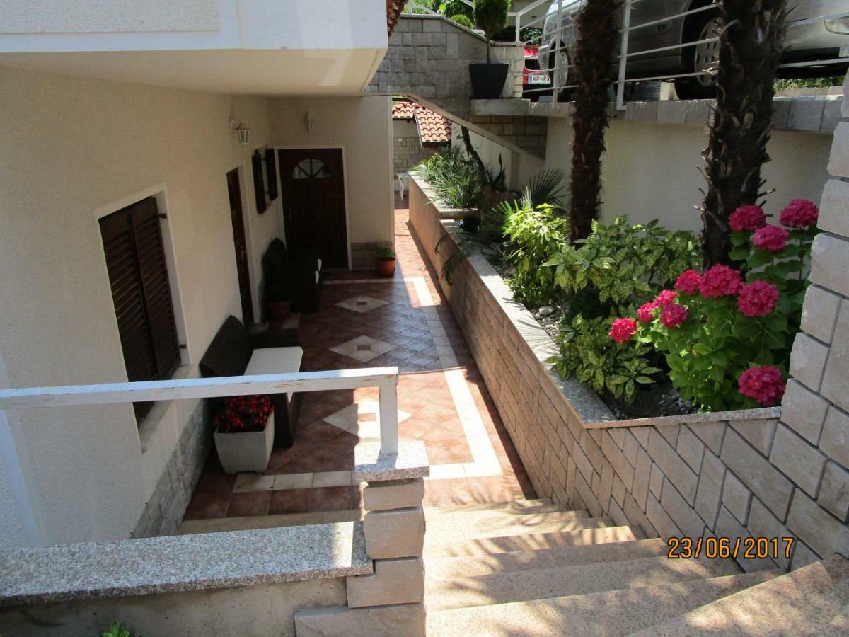 לובראן Villa Suzy-Apartments Suzana מראה חיצוני תמונה